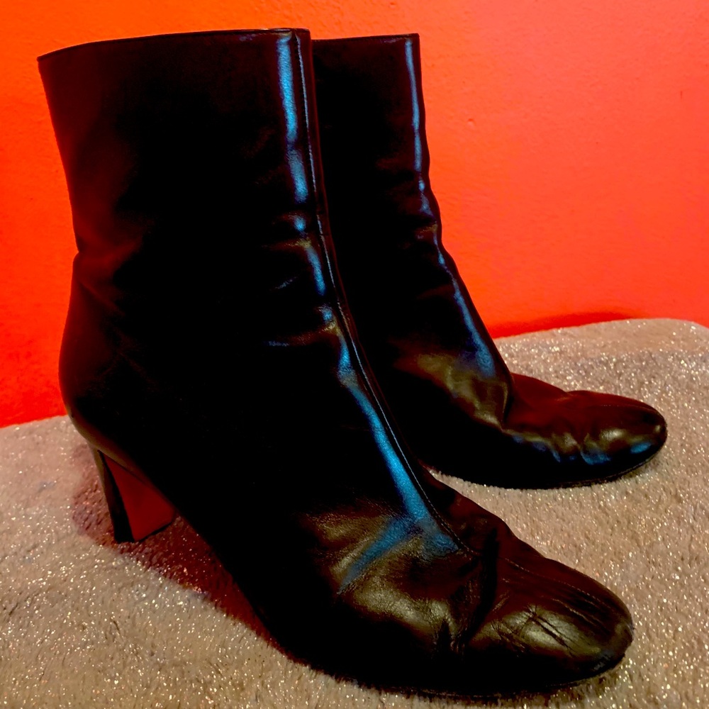 Mod black booties. Very elegant